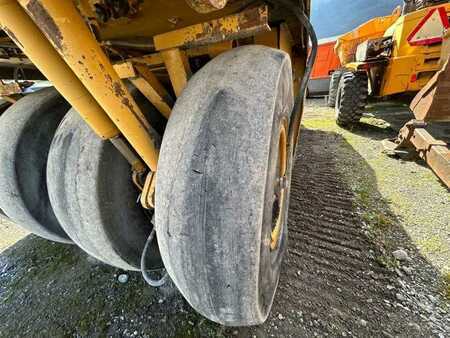 Válce s gumovými koly 2004 Caterpillar PS300B (38)