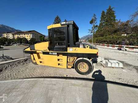 Válce s gumovými koly 2004 Caterpillar PS300B (4)