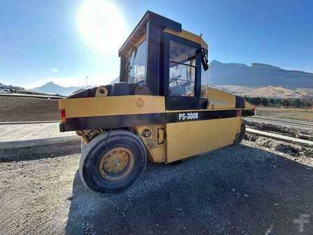 Válce s gumovými koly 2004 Caterpillar PS300B (6)