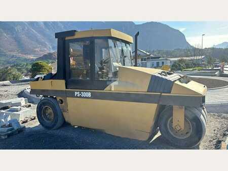 Válce s gumovými koly 2004 Caterpillar PS300B (8)