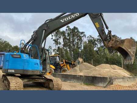 Escavadora de rastos 2013 Volvo ECR235DL (1)