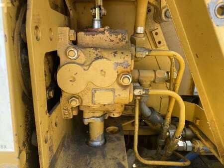 Telaketjupuskutraktorit 1987 Caterpillar D3B (12)
