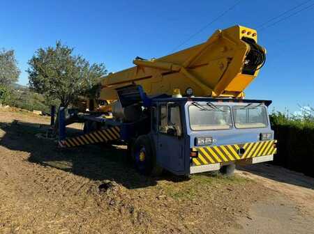 Camion-grue 2000 CONDOR 125/S (2)
