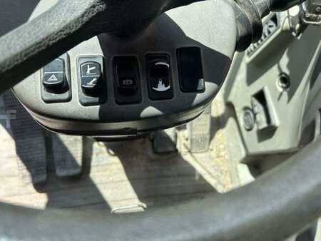Escavadora de rodas 2006 Hyundai ROBEX 140W-7 (14)