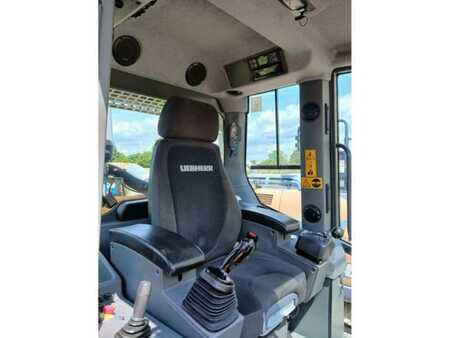 Nakládací pásová vozidla 2021 Liebherr LR636 (31)
