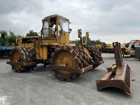 Caterpillar 825 + porte engins
