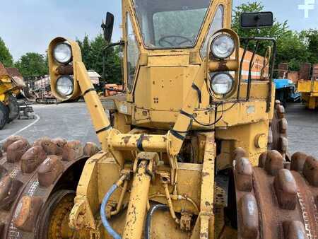 Caterpillar 825 + porte engins