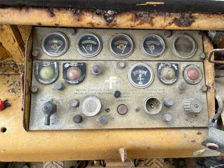 Caterpillar 825 + porte engins