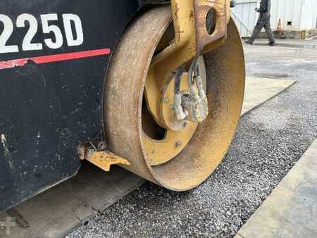 Walce kołkowane 2003 Caterpillar CB225D (16)