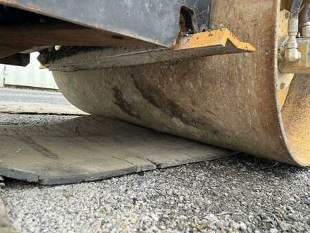 Walce kołkowane 2003 Caterpillar CB225D (17)