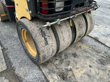 Walce kołkowane 2003 Caterpillar CB225D (21)