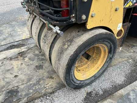 Walce kołkowane 2003 Caterpillar CB225D (23)