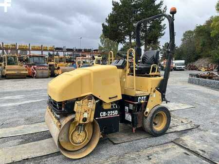 Walce kołkowane 2003 Caterpillar CB225D (3)