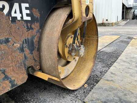 Walce gładkie 2004 Caterpillar CB-224E (16)