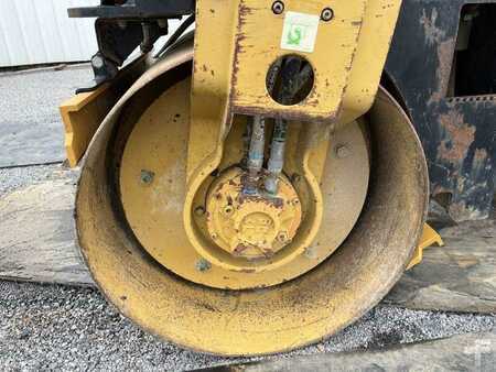 Walce gładkie 2004 Caterpillar CB-224E (19)
