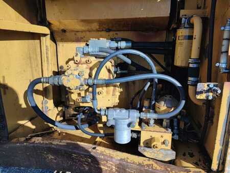 Lánctalpas kotrógép 1993 Caterpillar E120B (30)