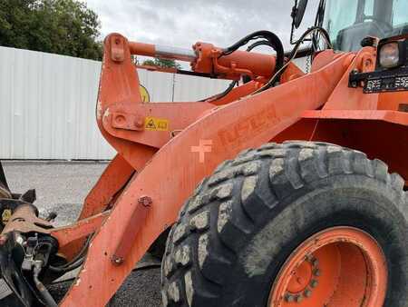 Chargeuse sur pneus 2000 Hitachi W130A (12)