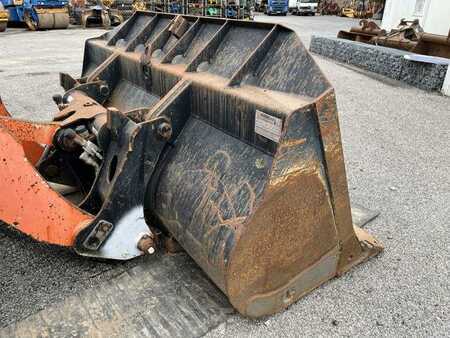 Chargeuse sur pneus 2000 Hitachi W130A (13)