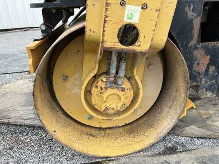 Compacteur tandem 2004 Caterpillar CB-224E (19)