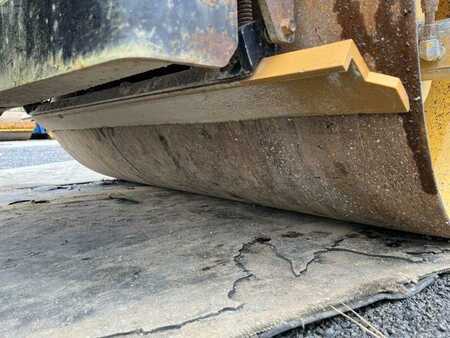 Compacteur tandem 2004 Caterpillar CB-224E (24)