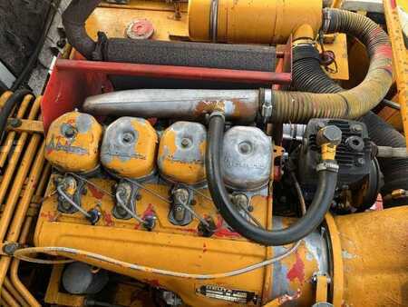 Pelle sur pneus 1982 Poclain P60 (34)