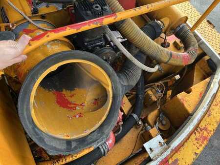 Pelle sur pneus 1982 Poclain P60 (37)