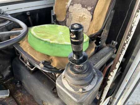 Pelle sur pneus 1982 Poclain P60 (43)