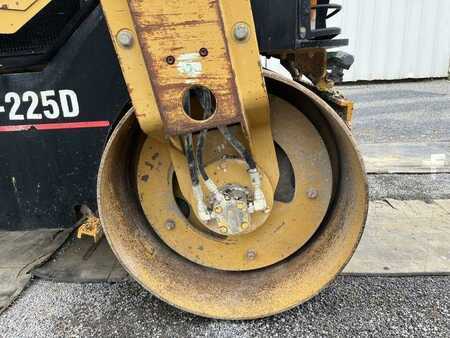 Fåren ruller 2003 Caterpillar CB225D (15)