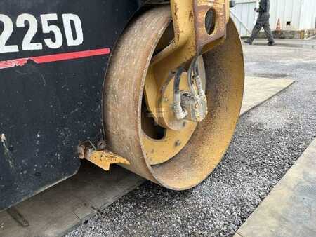 Fåren ruller 2003 Caterpillar CB225D (16)