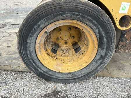 Fåren ruller 2003 Caterpillar CB225D (24)