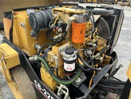 Fåren ruller 2003 Caterpillar CB225D (28)