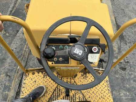 Fåren ruller 2003 Caterpillar CB225D (37)