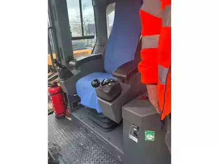 Cargadoras sobre orugas 2023 Liebherr LR636 (12)