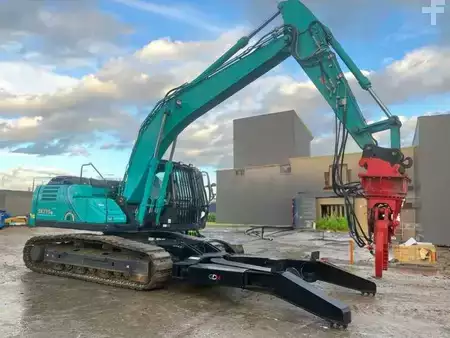 Materiaalinkäsittelykoneet  2020 Kobelco SK210LC-10E (1)