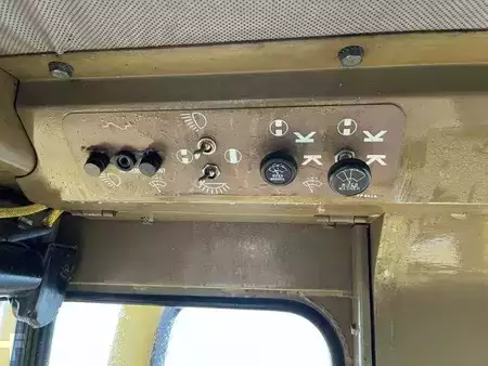 Lánctalpas rakodó 1982 Caterpillar 953 (50)