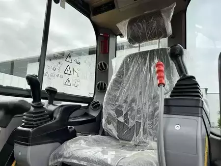 Escavatori cingolati 2023 Volvo ECR88D (50)
