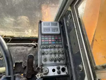 Mobilní bagry 1982 Poclain P60 (45)