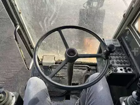Mobilní bagry 1982 Poclain P60 (46)
