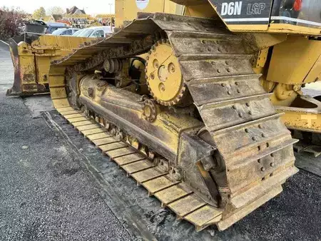 Grondschuivers 2004 Caterpillar D6N LGP (24)