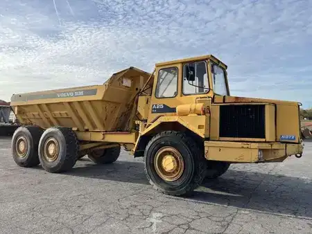 Knickgelenkte Muldenkipper/Dumper 1989 Volvo A25 6X4 (1)