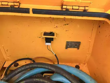 Lánctalpas kotrógép 1998 JCB JS130 (31)