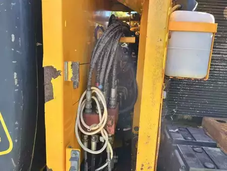 Lánctalpas kotrógép 1998 JCB JS130 (38)