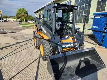 Chargeuse sur pneus 2023 Hyundai HS120V (4)