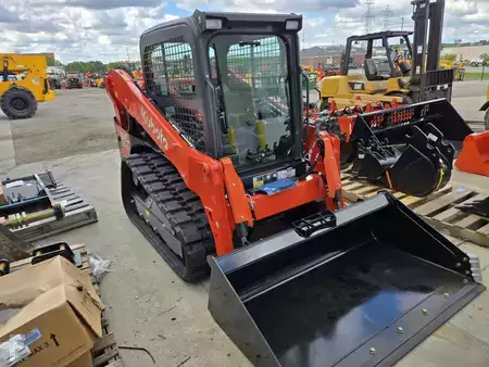 Skid Steers 1900 Kubota SVL65-2HFWC (2)