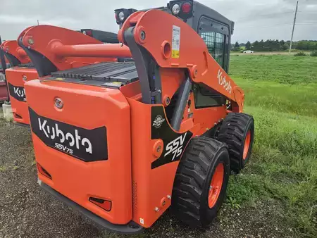 Skid Steers 1900 Kubota SSV75 (4)