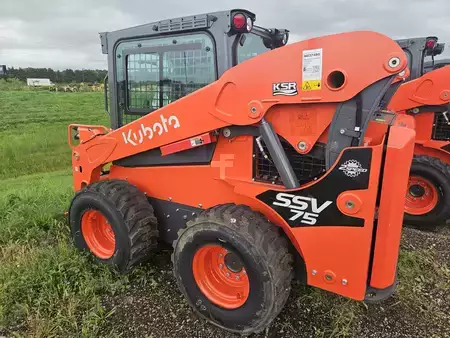 Skid Steers 1900 Kubota SSV75 (2)