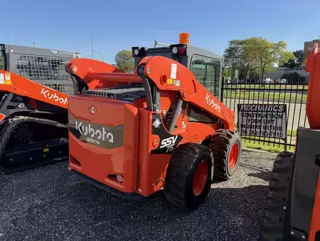 Skid Steers 1900 Kubota SSV75 (2)