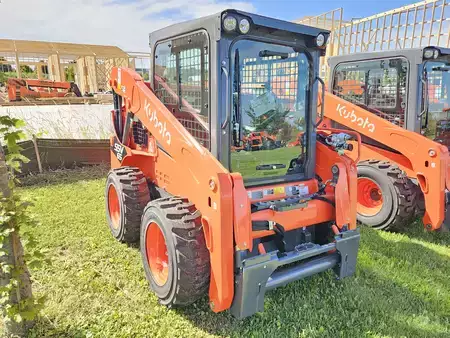 Skid Steers 1900 Kubota SSV65 (2)