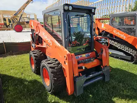 Skid Steers 1900 Kubota SSV75 (2)