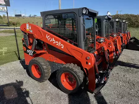 Skid Steers 1900 Kubota SSV65 (2)